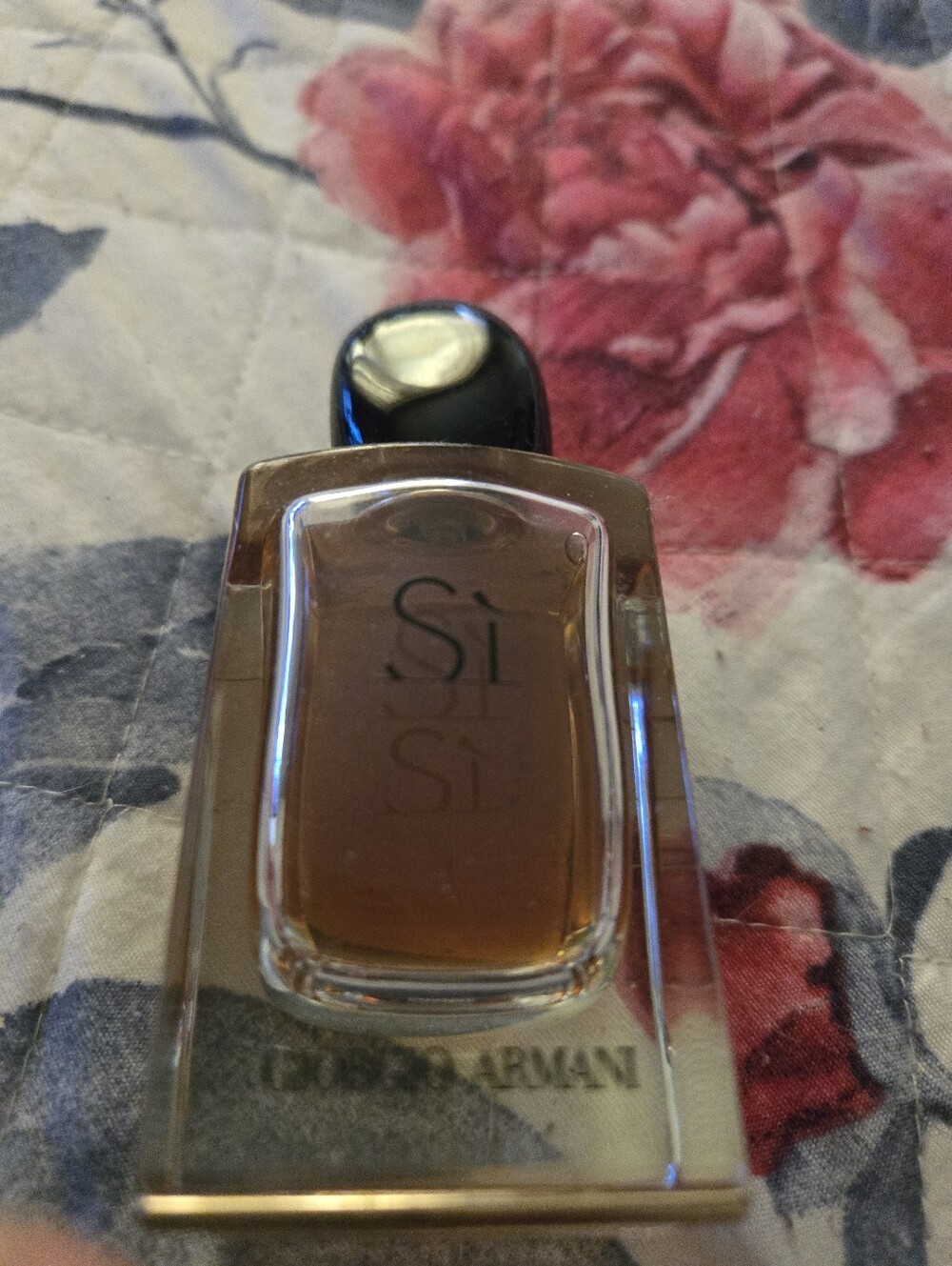 Giorgio Armani Sì Perfume Bottle — Amber Liquid with Black Cap